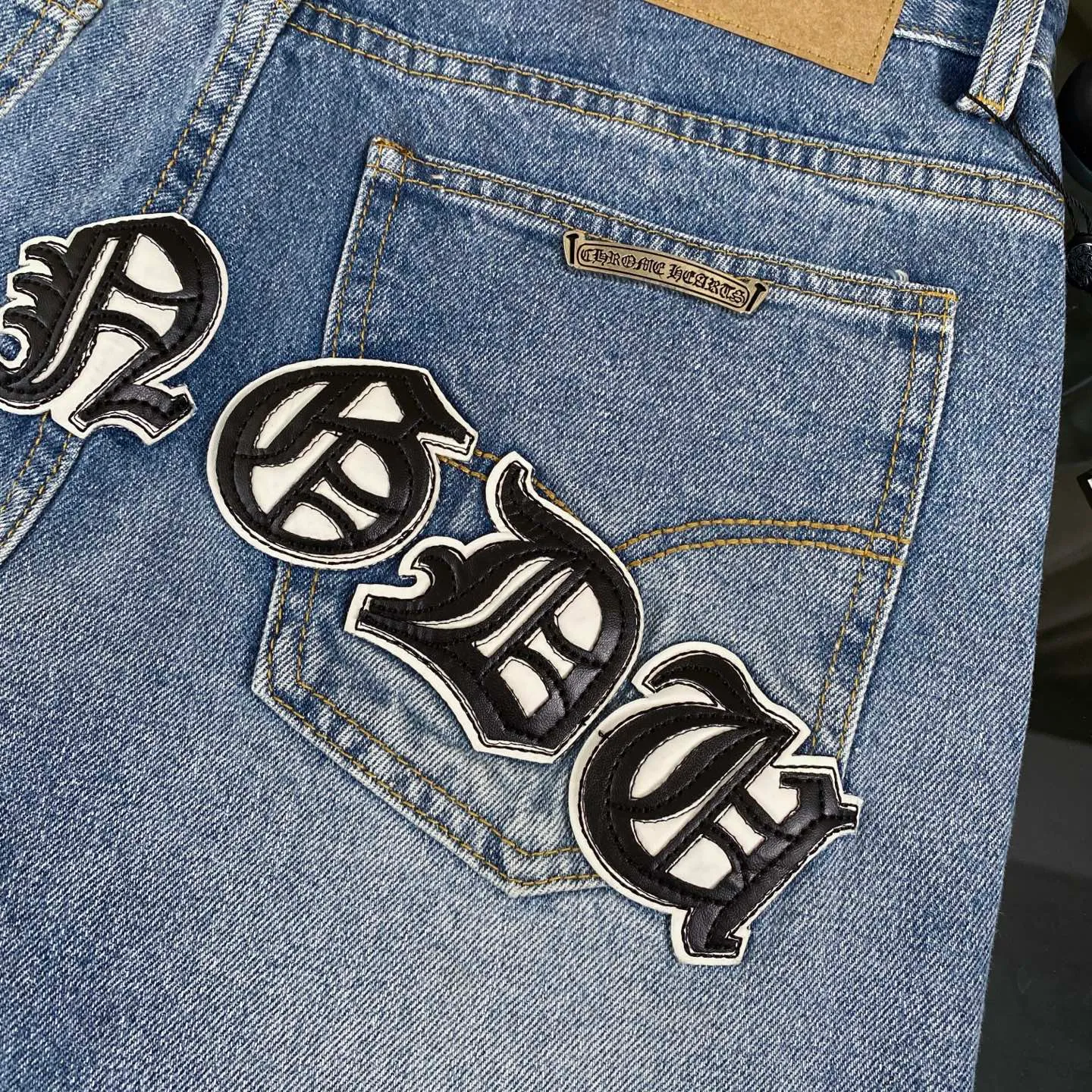 🅿️280 chrome hearts 2025 new city limited classic leather label jeans vi Top heavy industry fashionable design] Consistent high street luxury style creation. Speaking of this style, the Zangyin family and GU family are definitely among the leading representative brands. Especially the Zangyin family has really achieved a state-of-the-art effect in creating high street style. It is made of unique washed materials. The color system of this model is already quite eye-catching. After it is decorated with patchwork cross flowers, it cleverly highlights the charm of the brand. Secondly, this model uses classic The classic high-waist cutting design highlights the long legs and the fashionable temperament of the upper body. The brand is highly recognizable and the slim fit configuration is more suitable for daily wear. This product is a product that interprets personality, fashion, and specifications at a glance. This single product is enough to make any fan excited. It can be a white T-shirt for youthful preppy style, or a tight sling for royal lady style. It has strong matching ability and can be easily controlled by men.  [Material and craftsmanship] Needless to say, this point goes without saying. As an excellent craftsman brand, Zangyin has really perfect requirements for details and craftsmanship. The washed color of this model has gone through so many processes, not to mention the embellishment of the denim appliqués. It is also purely handmade and sewn. Just like what they believe in, only handmade things have soul and have the meaning of wear. A top-notch heavy-duty fashionable denim item, I look forward to your perfect interpretation! !  Size:28-34